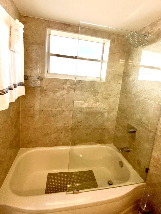 Modern Waterfront Apartment With Miami Skyline View, Free Parking 5 Mins Drive To Miami Beach Bagian luar foto