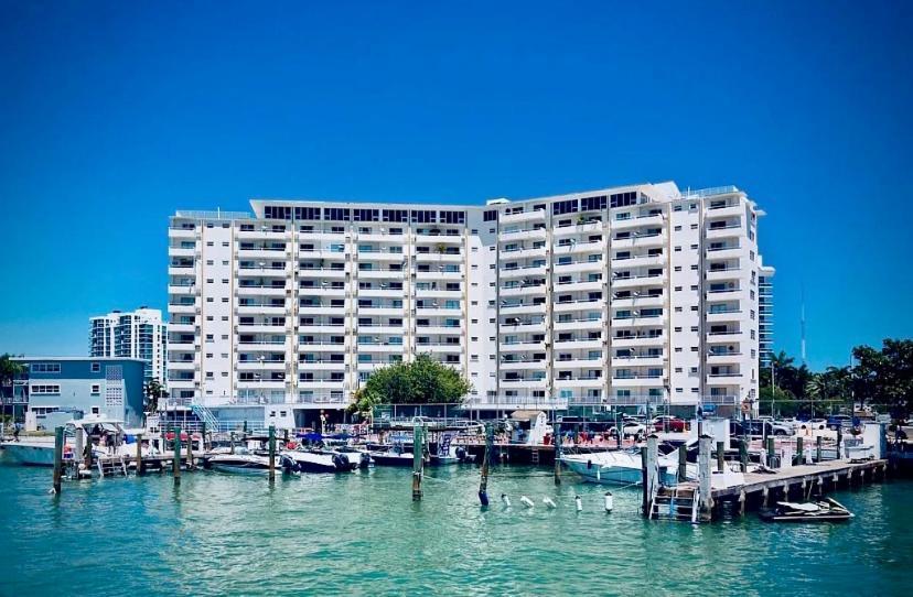 Modern Waterfront Apartment With Miami Skyline View, Free Parking 5 Mins Drive To Miami Beach Bagian luar foto